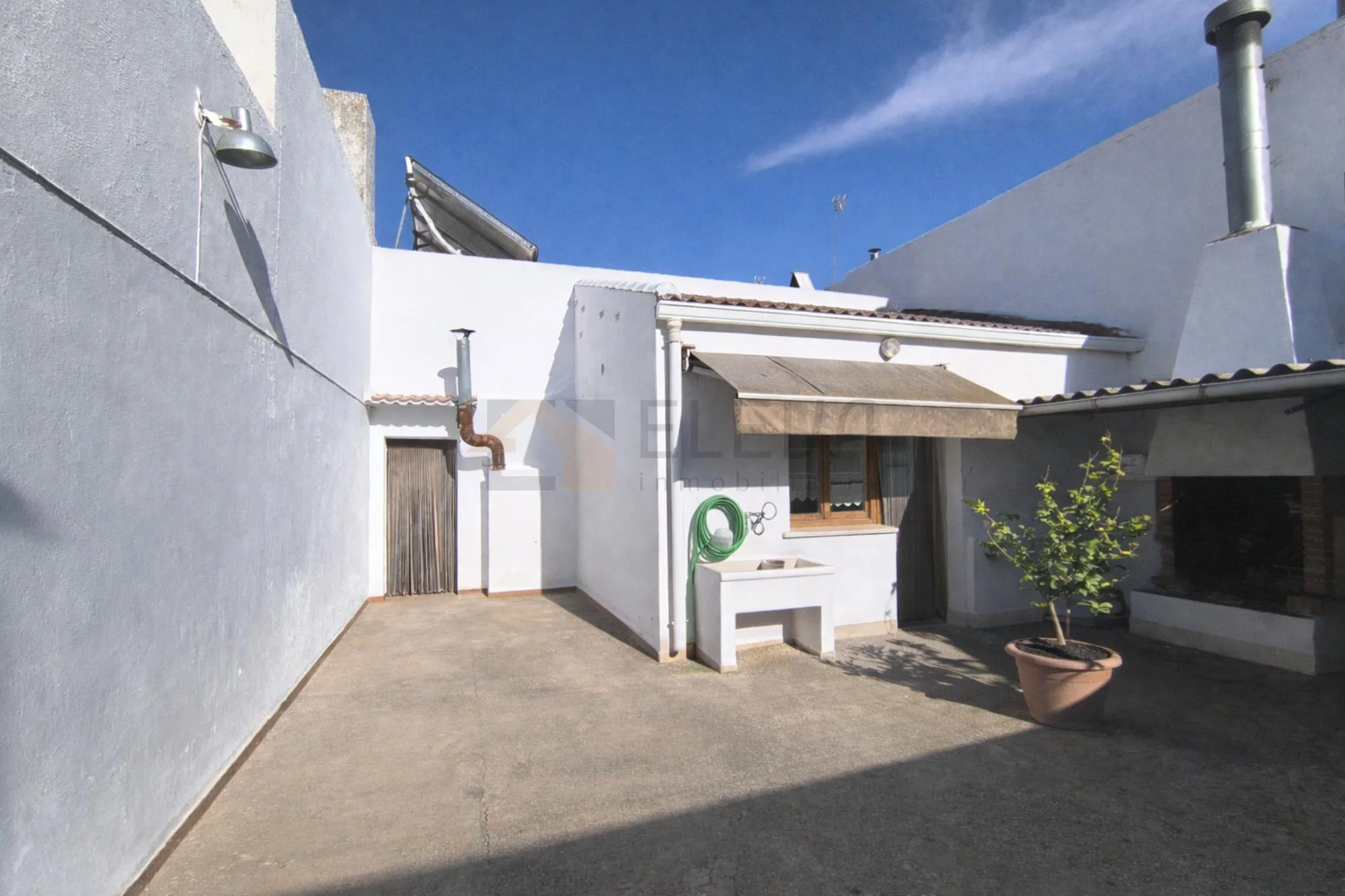 Central family townhouse with private garage