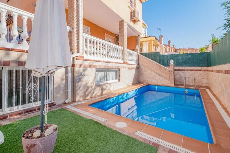 Spacious three-floor townhouse, five bedrooms