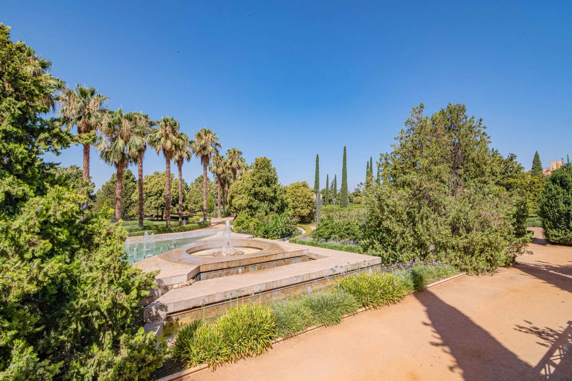 Tenanted Granada flat, four bedrooms