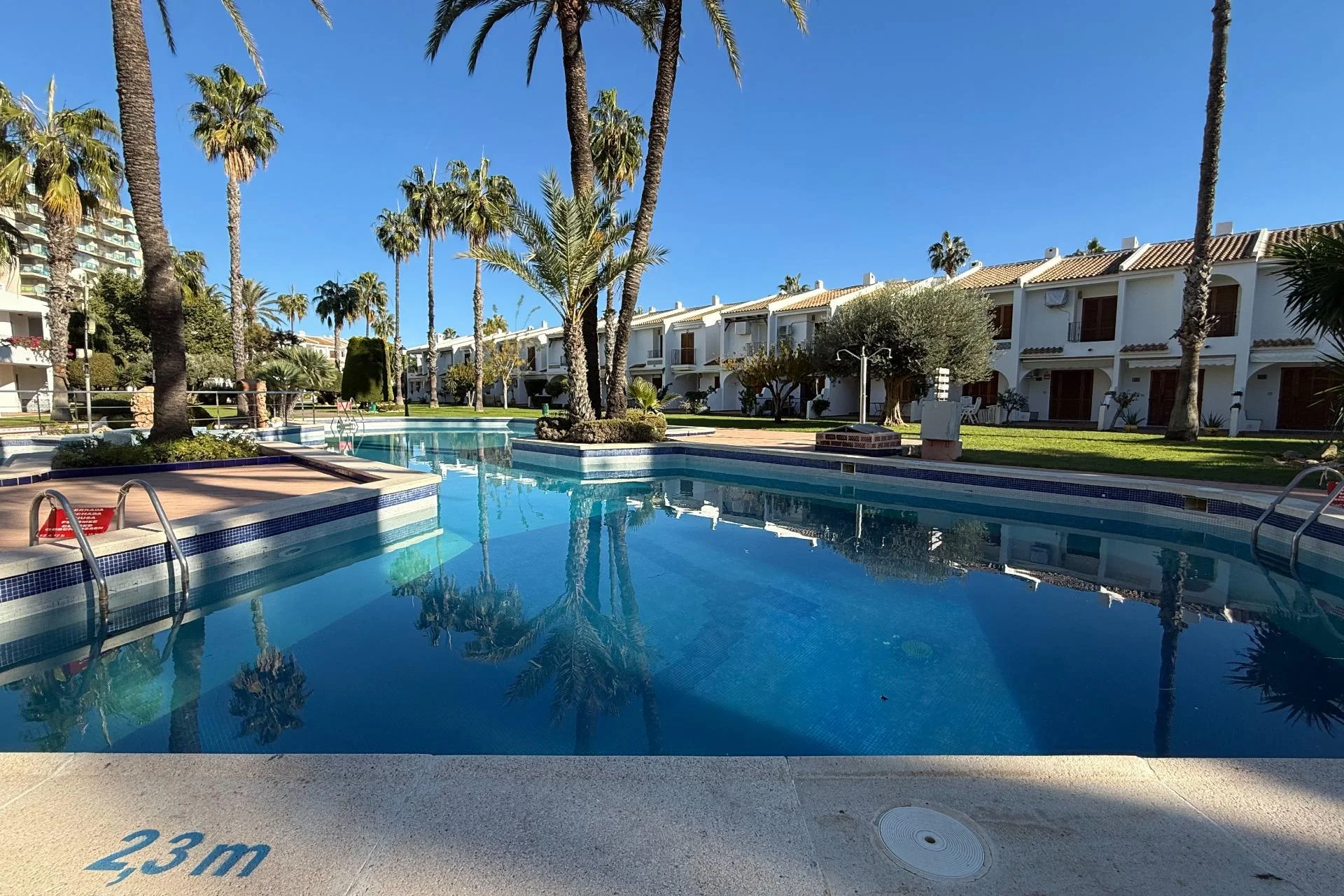 Apartamento costero con servicios de resort