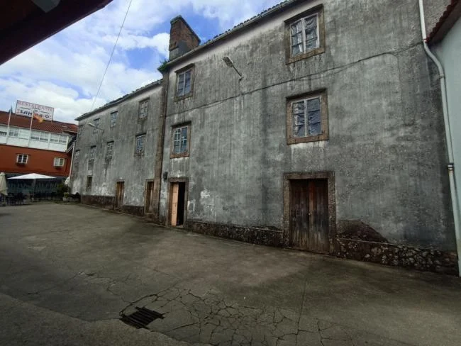 Two-storey building near Santiago airport, hospitality potential