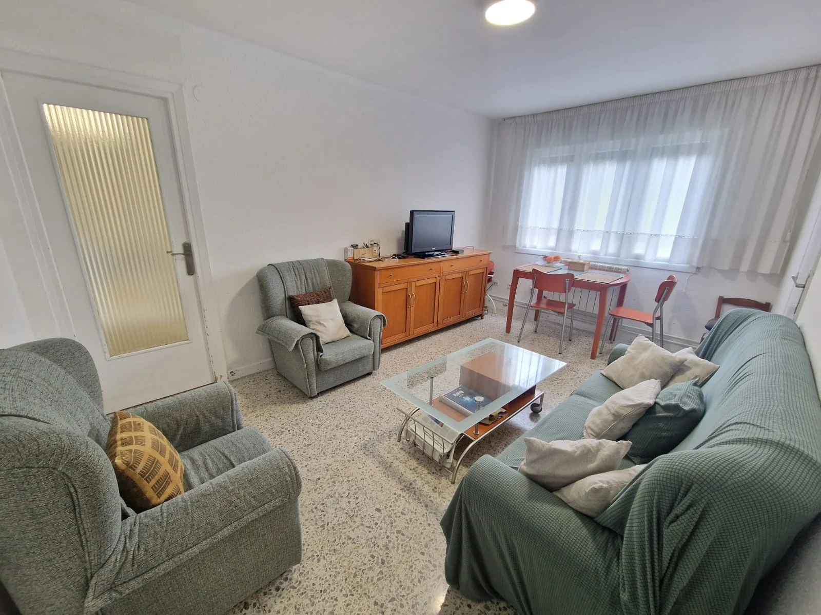 Tenanted three-bedroom flat near rail