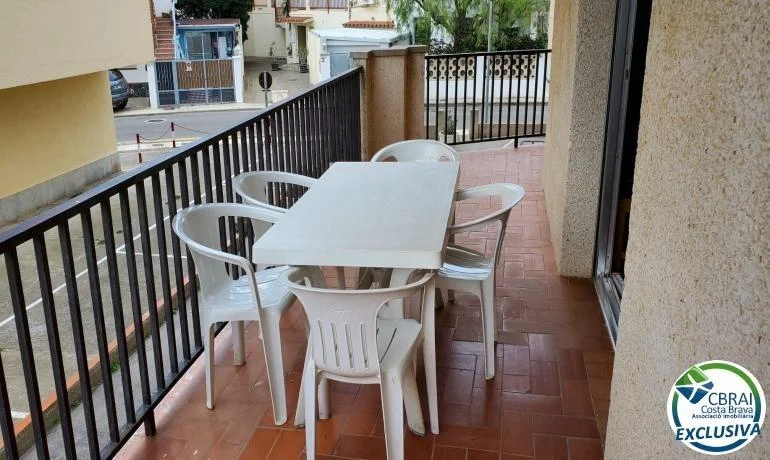 Apartamento costero con terraza y dos dormitorios
