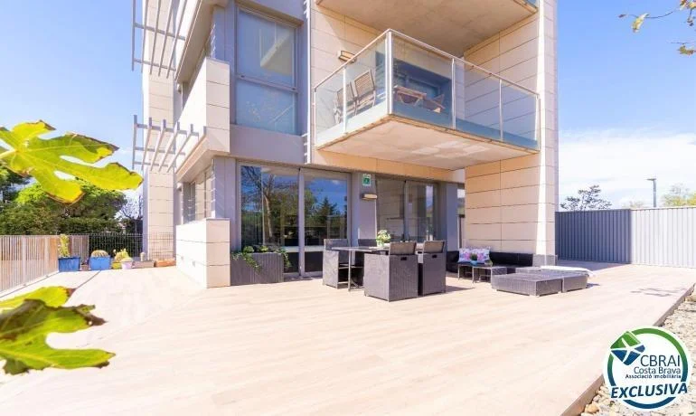 Apartamento moderno en planta baja cerca del mar