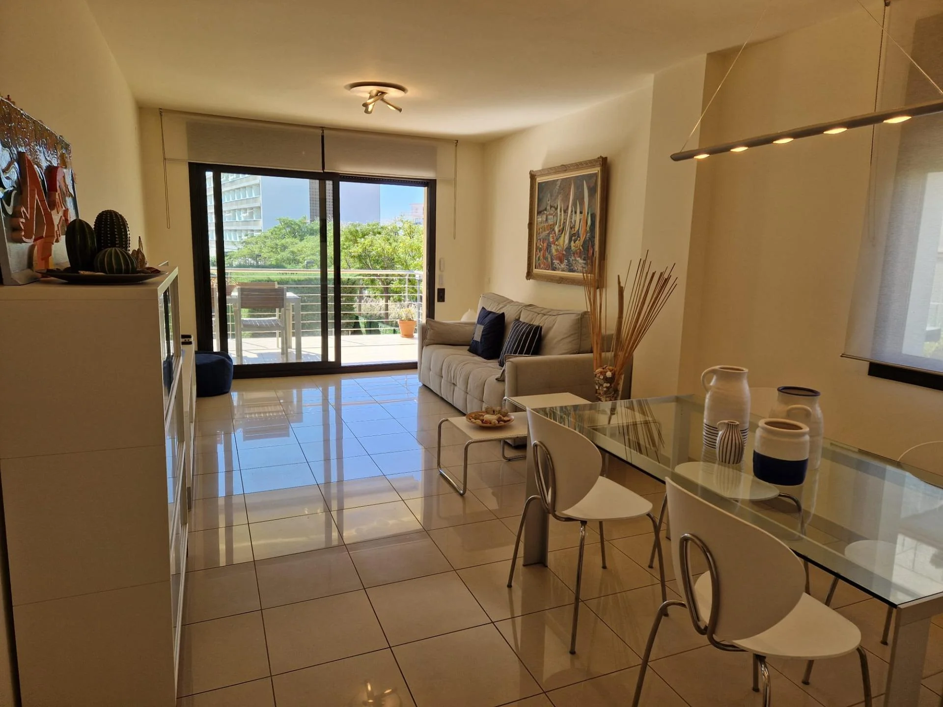 Apartamento costero con terraza en Salatar