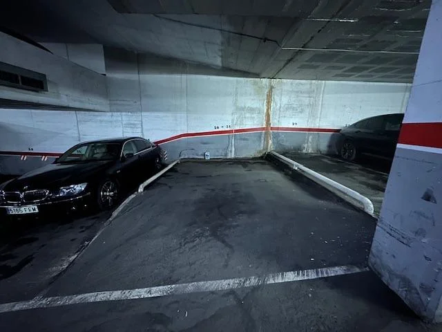 Plaza de parking grande en Llefià, 23 m²