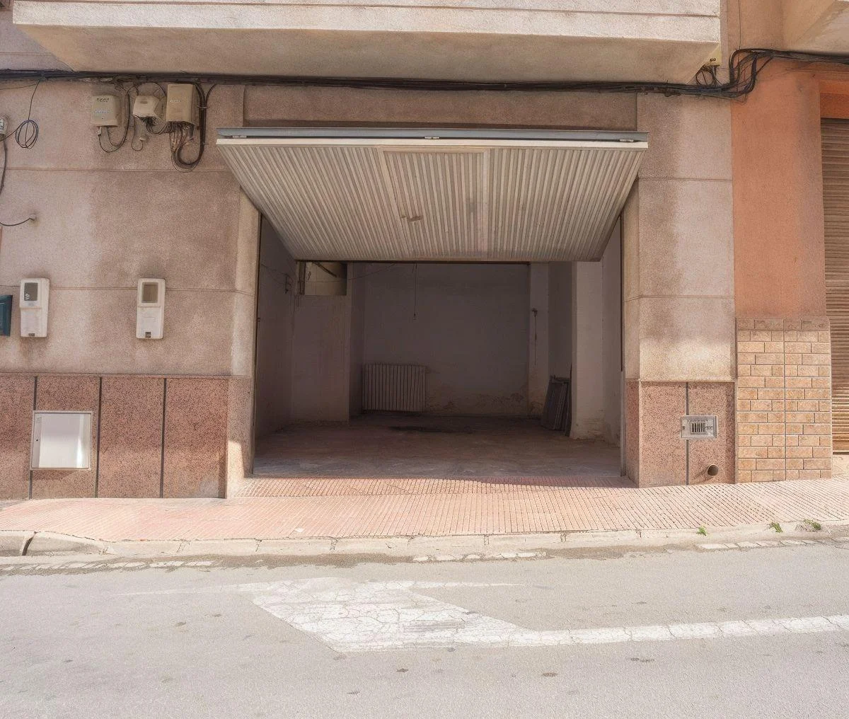 Central 60 m² warehouse with parking