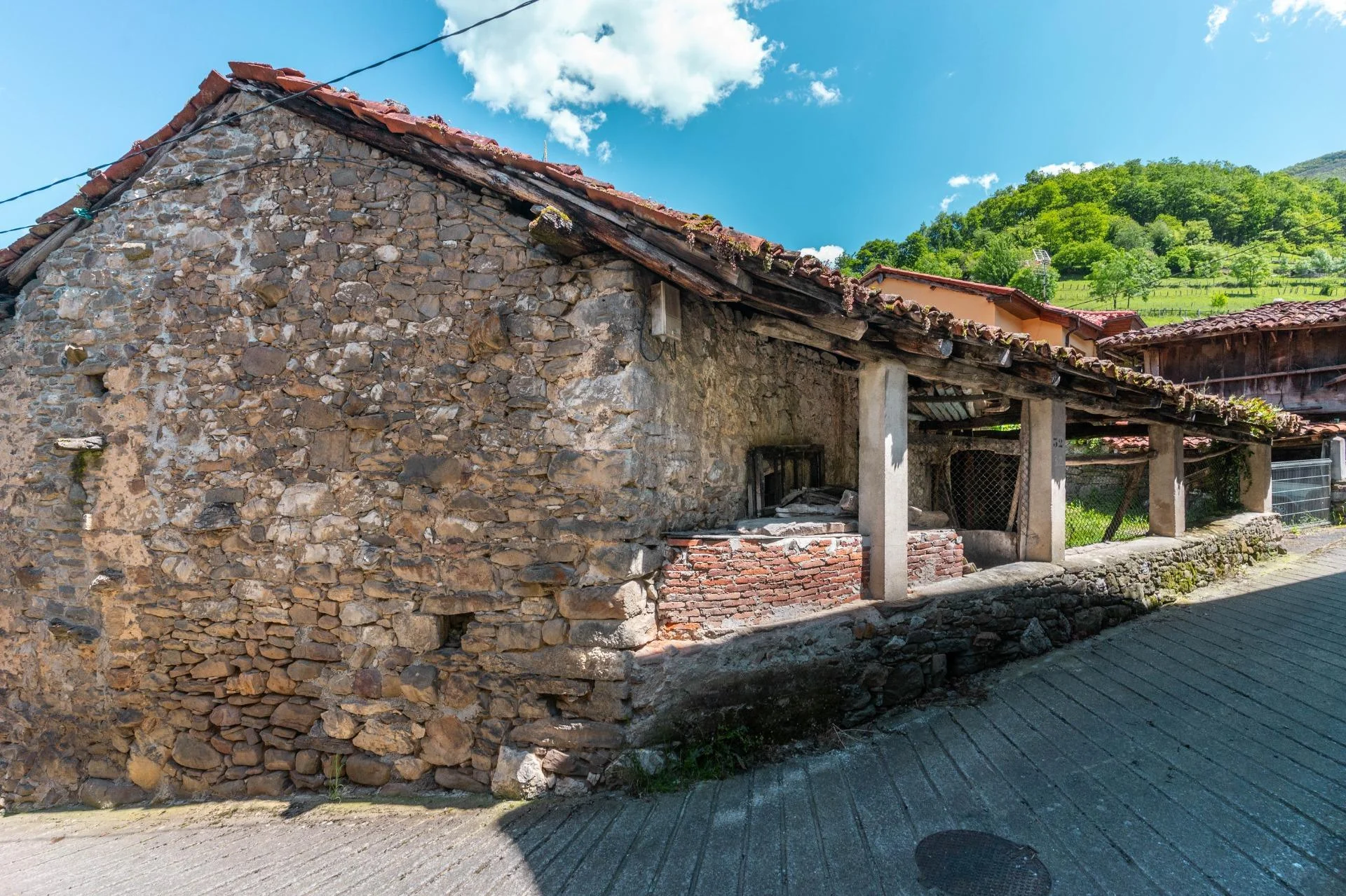 Rural house with 3,606 m² land