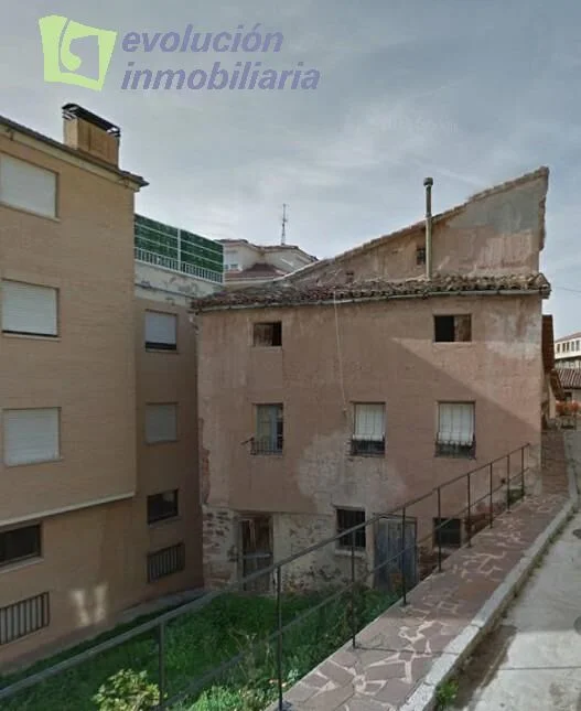 Mountain building with 393 m² potential