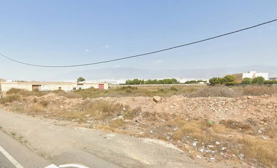 Developable plot in Roquetas, 1,015 m²