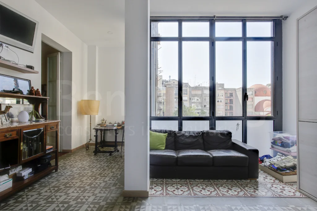 Exterior Eixample flat with seven bedrooms