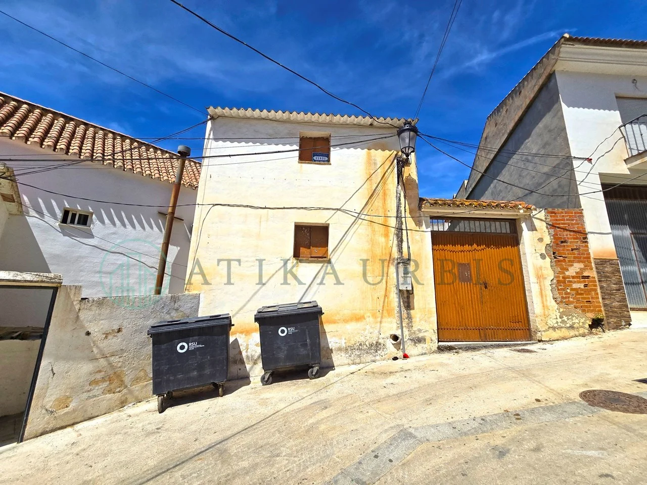 Renovation house with 215 m² plot
