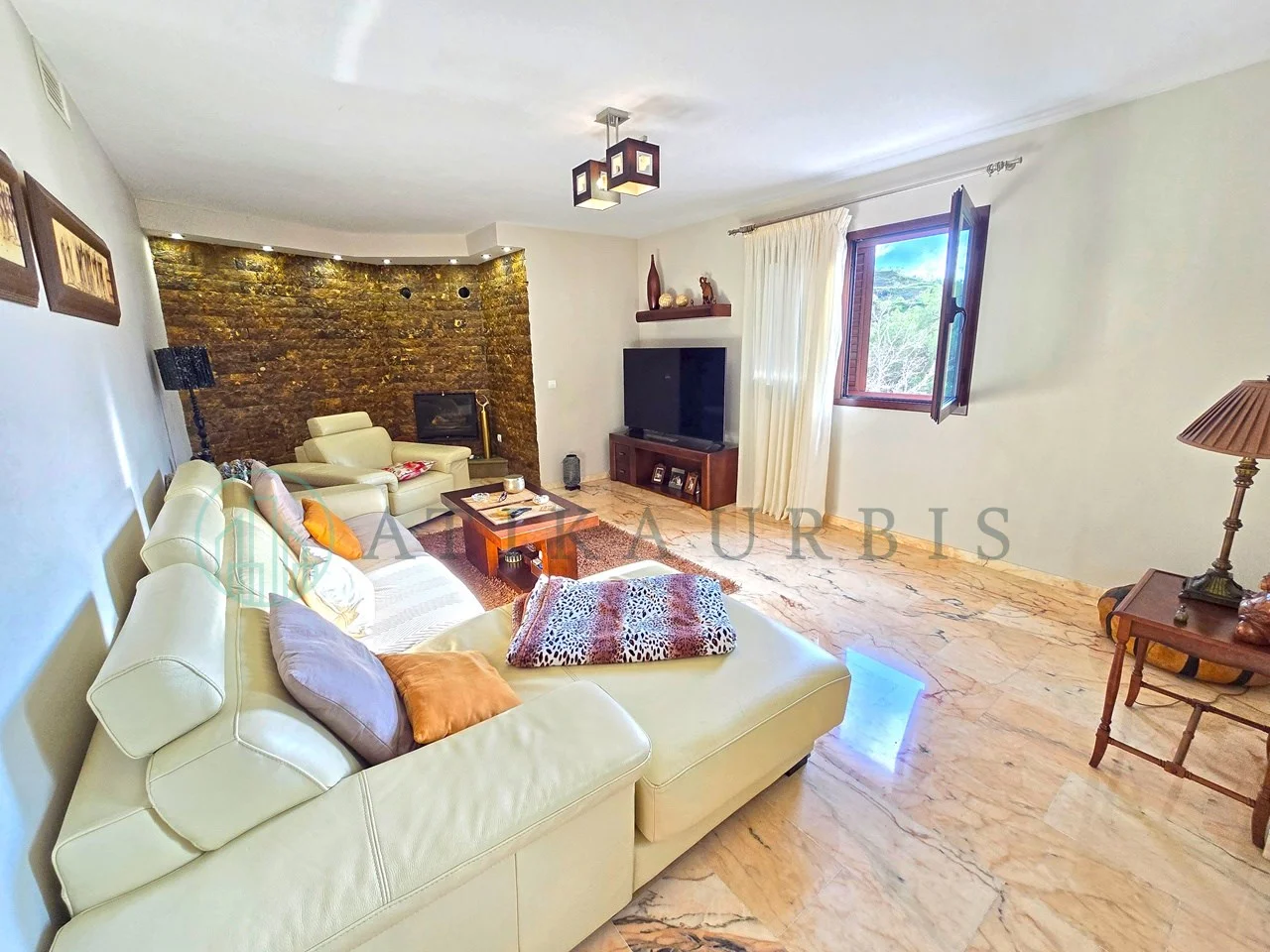 Large townhouse in Colmenar, six bedrooms