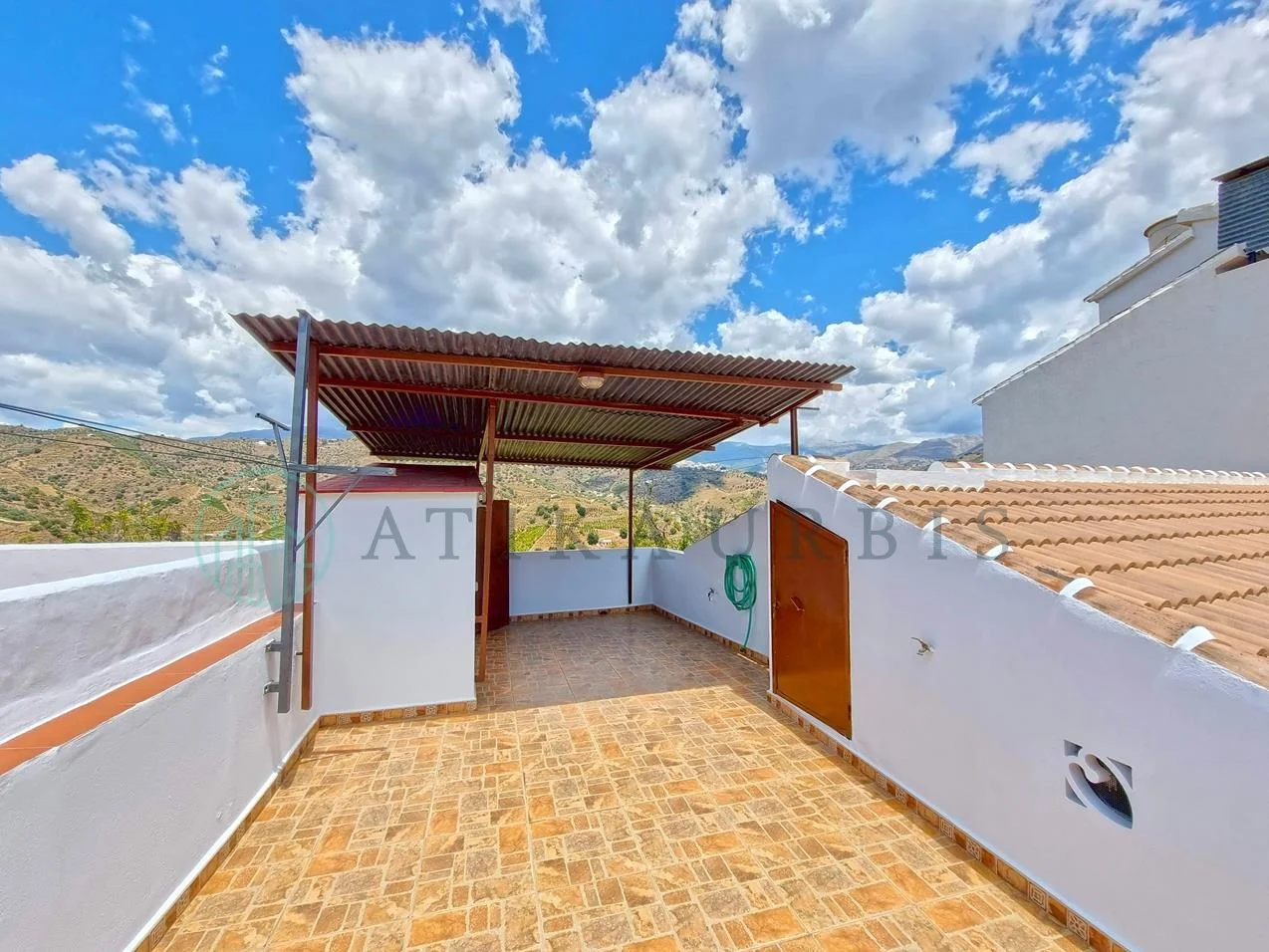Three-bedroom house with mountain views