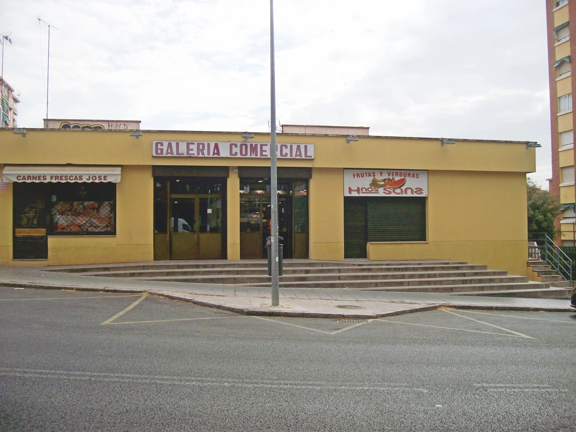 Central commercial unit, 20 m² built