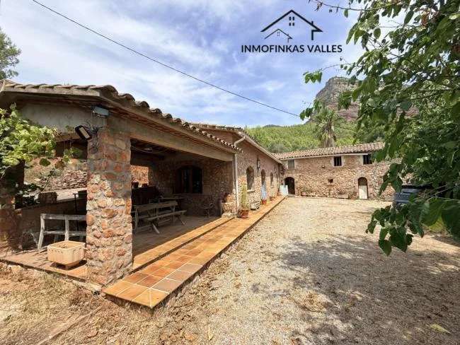 Masía con 8.500 m² de terreno rústico