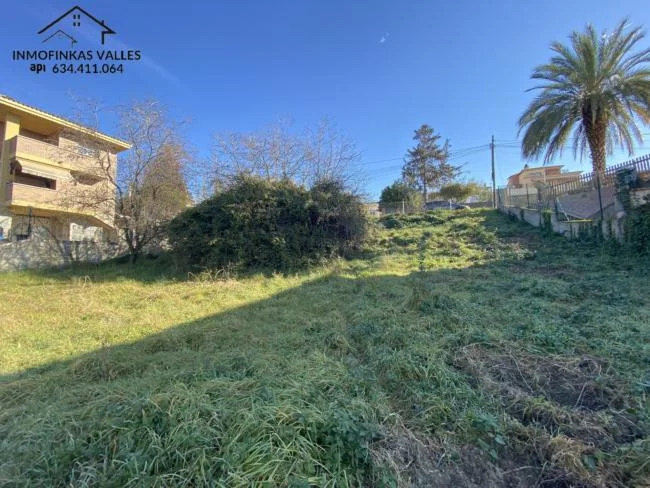 Urban corner plot near Lliçà centre