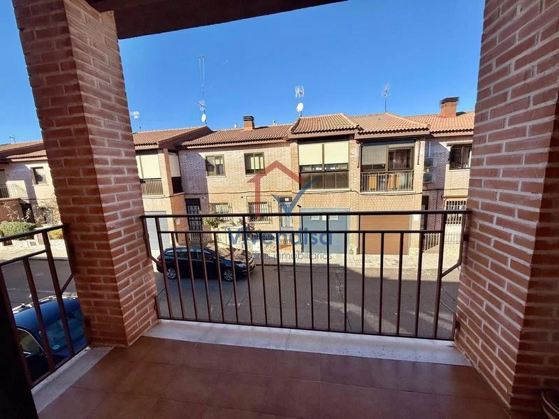 Five-bedroom townhouse in Marchamalo with patio