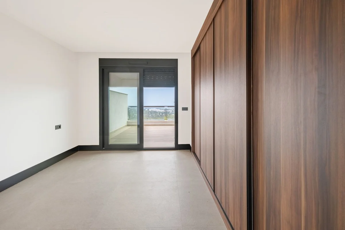 Apartamento nuevo de dos dormitorios en primera línea de golf en Nueva Andalucía
