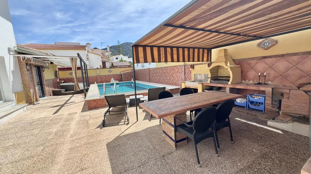 Chalet de cinco dormitorios con licencia turística y piscina