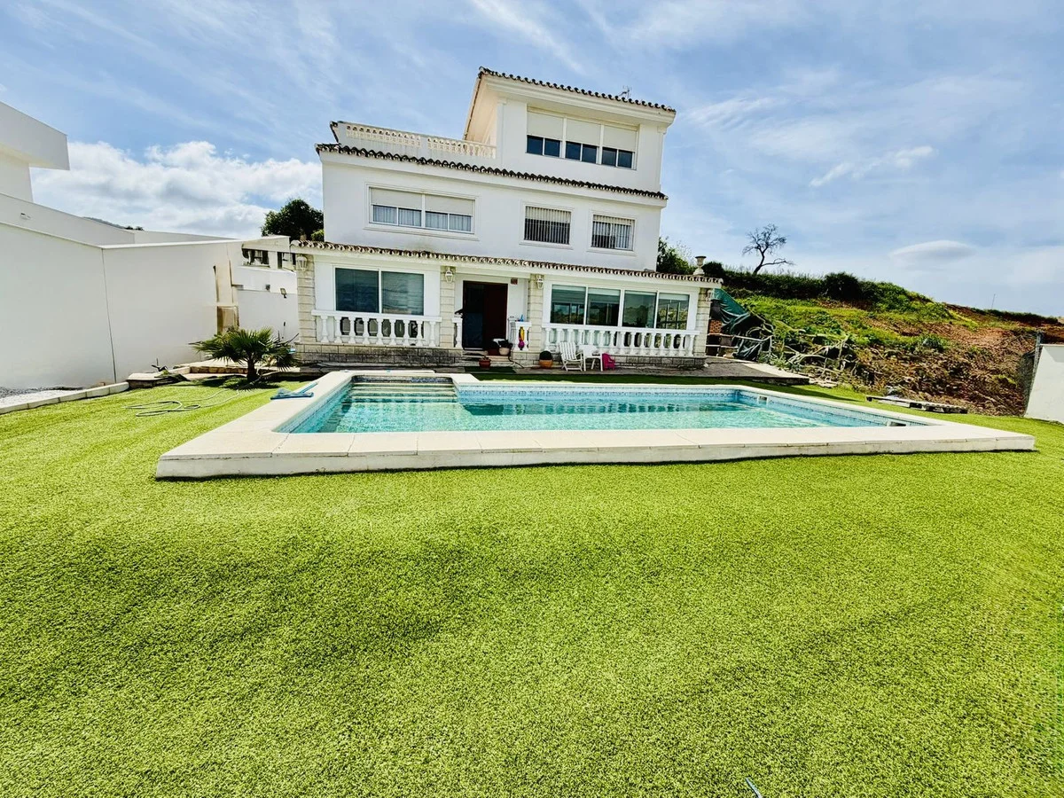 Villa con piscina y dos accesos