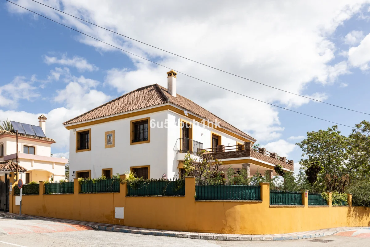 Modern villa with private heated pool