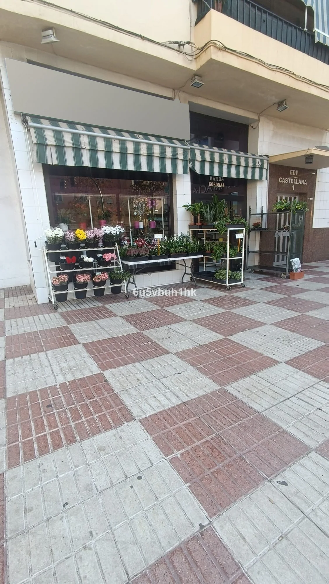 Locales conectados con triple fachada