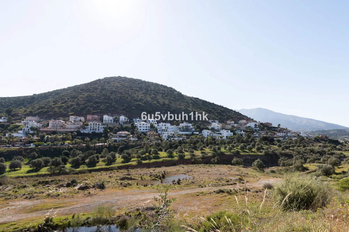 Urban Coín plot with approved villa project