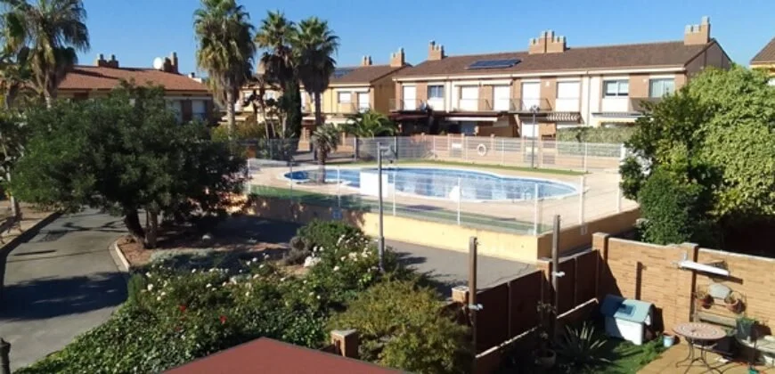 Chalet adosado cuidado con piscina comunitaria