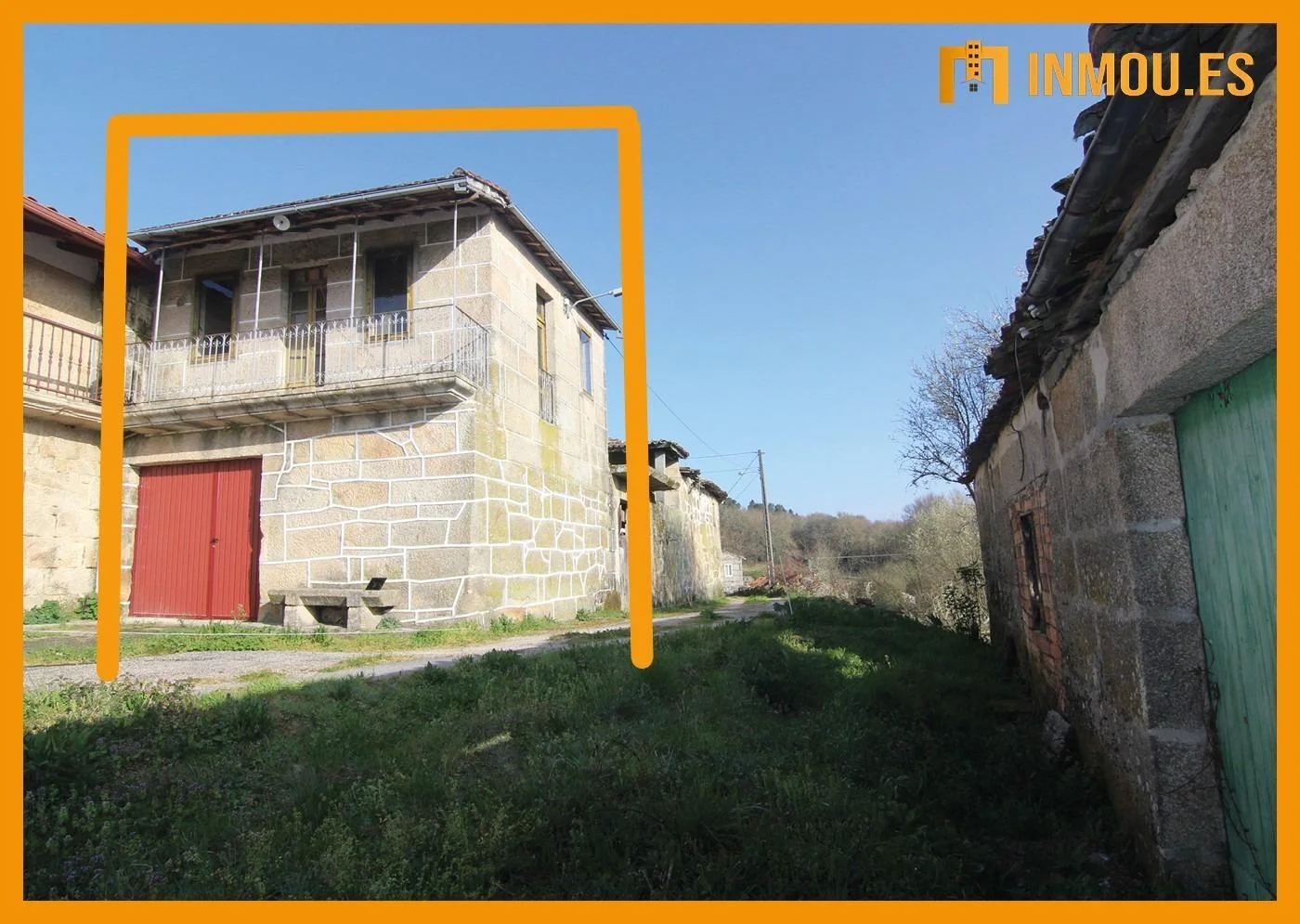 Casa adosada para reformar con 2.226 m² de terreno