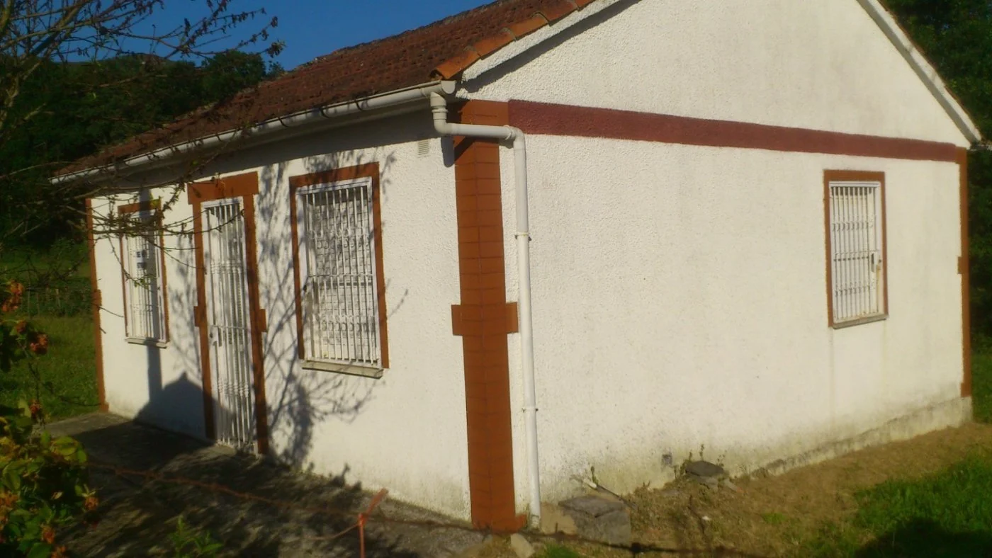 Casa con gran terreno cerca de Maceda