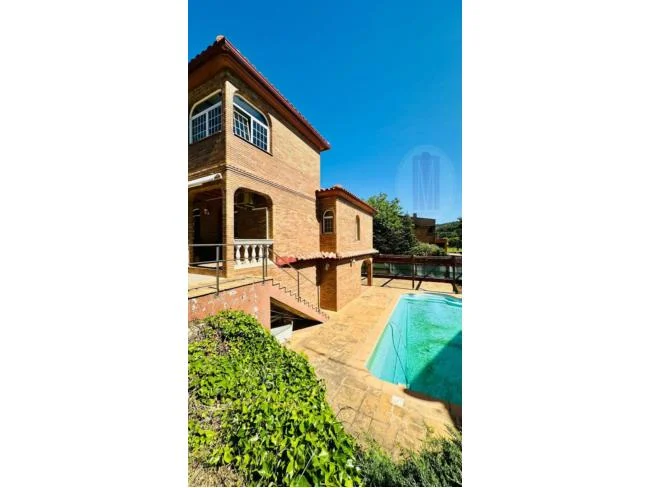 Amplia casa en Begues con piscina privada