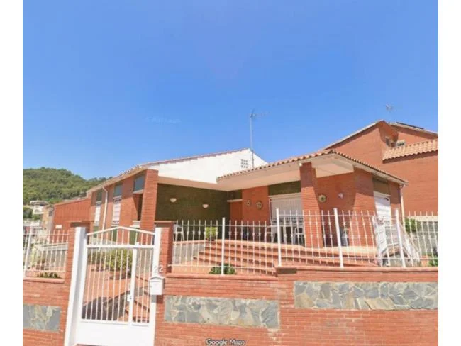 Large Viladecans house with 20-car parking