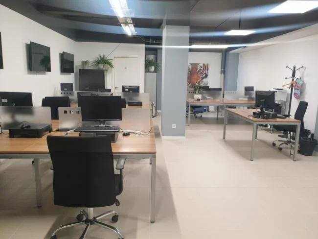 Versatile 246 m² commercial unit