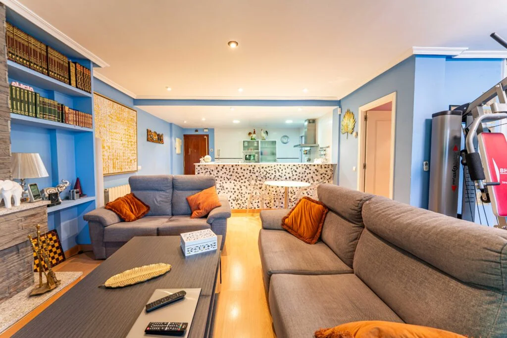 Renovated top-floor flat with pool