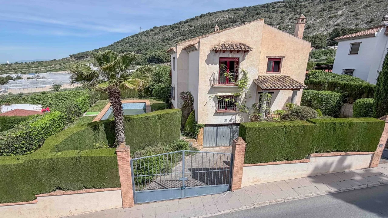 Independent chalet with pool and garden