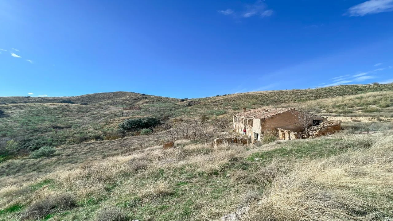 Large rural plot near Cacín