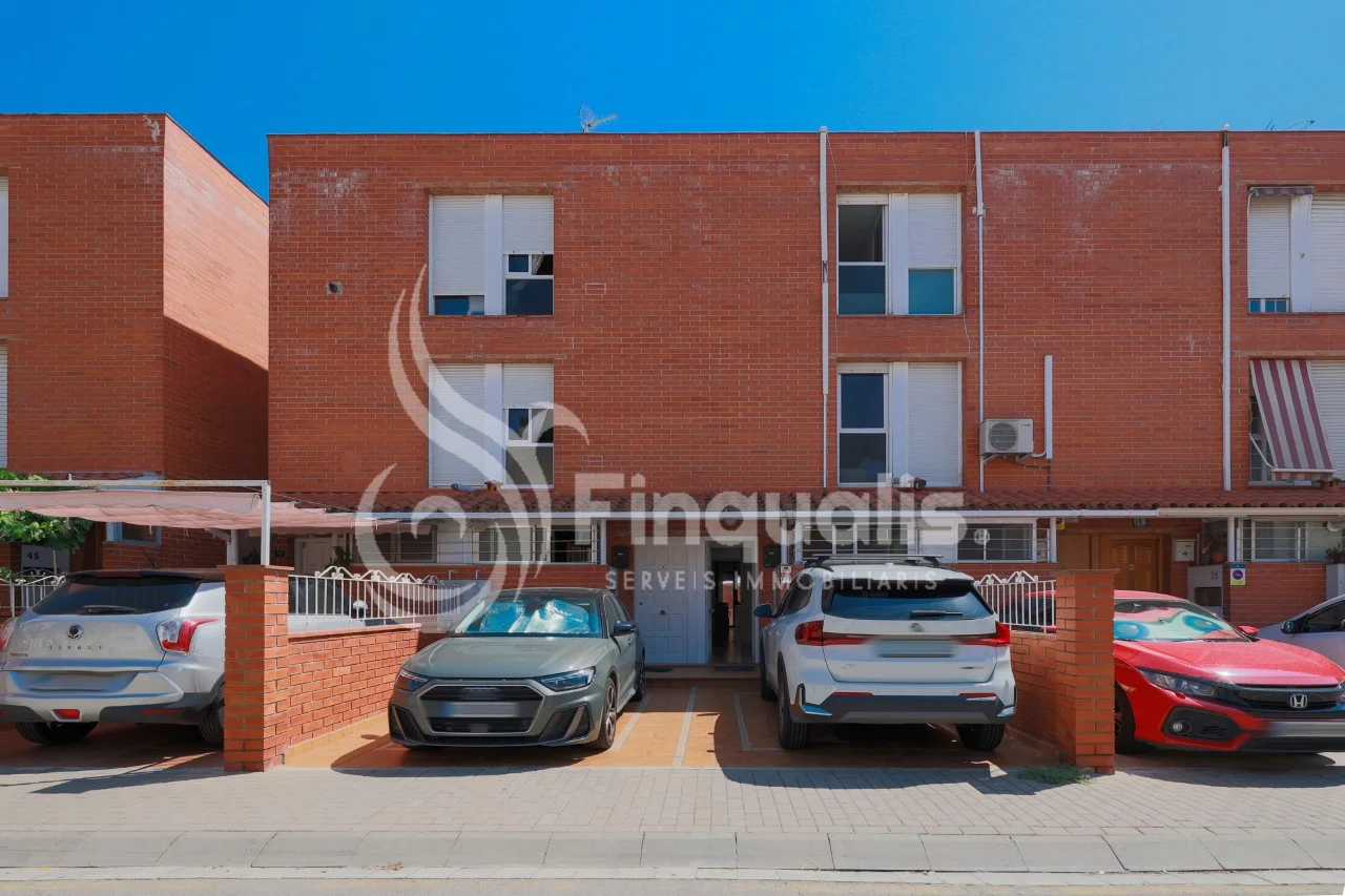 Adosado reformado en Canovelles, cuatro habitaciones