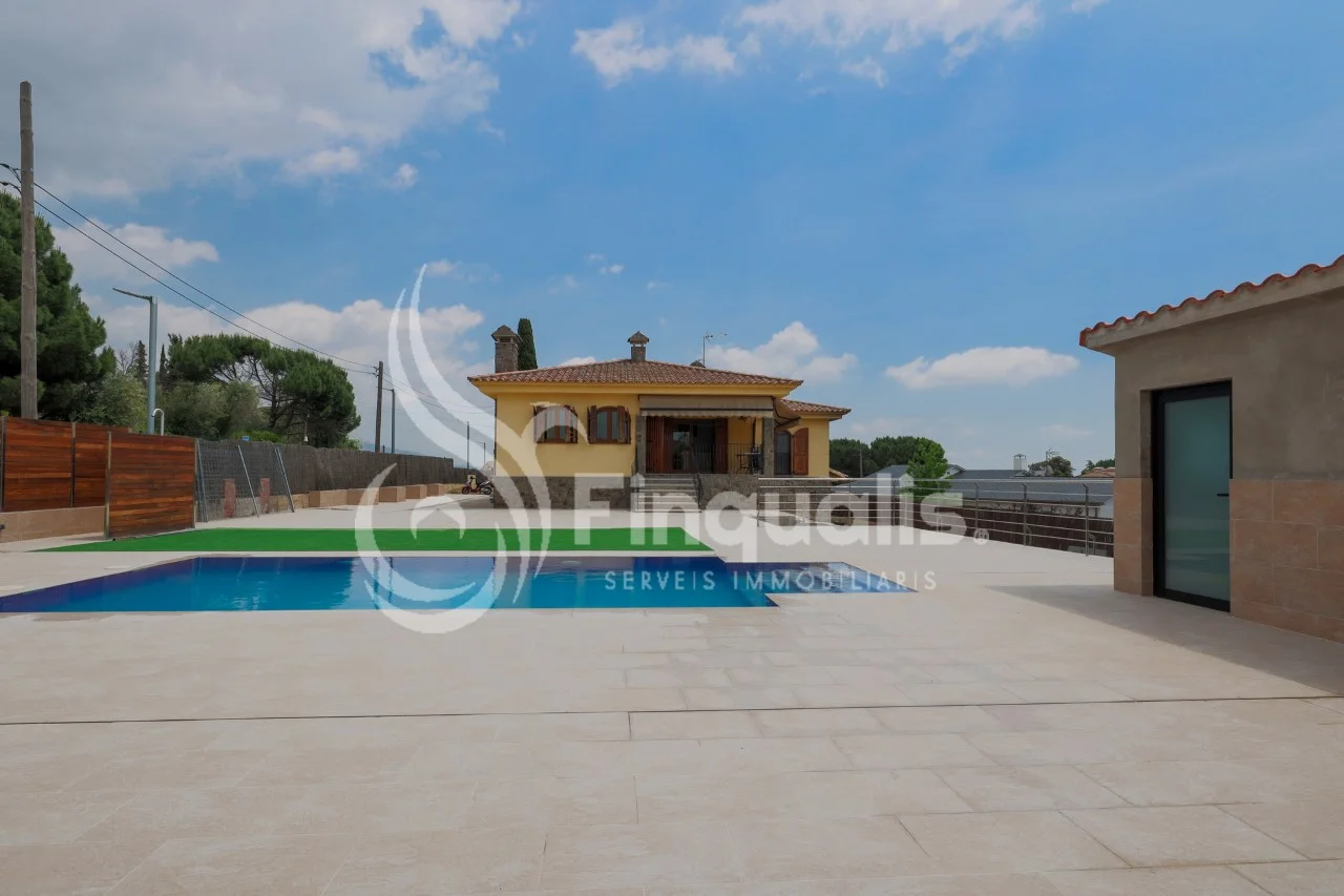 Renovated family house with pool