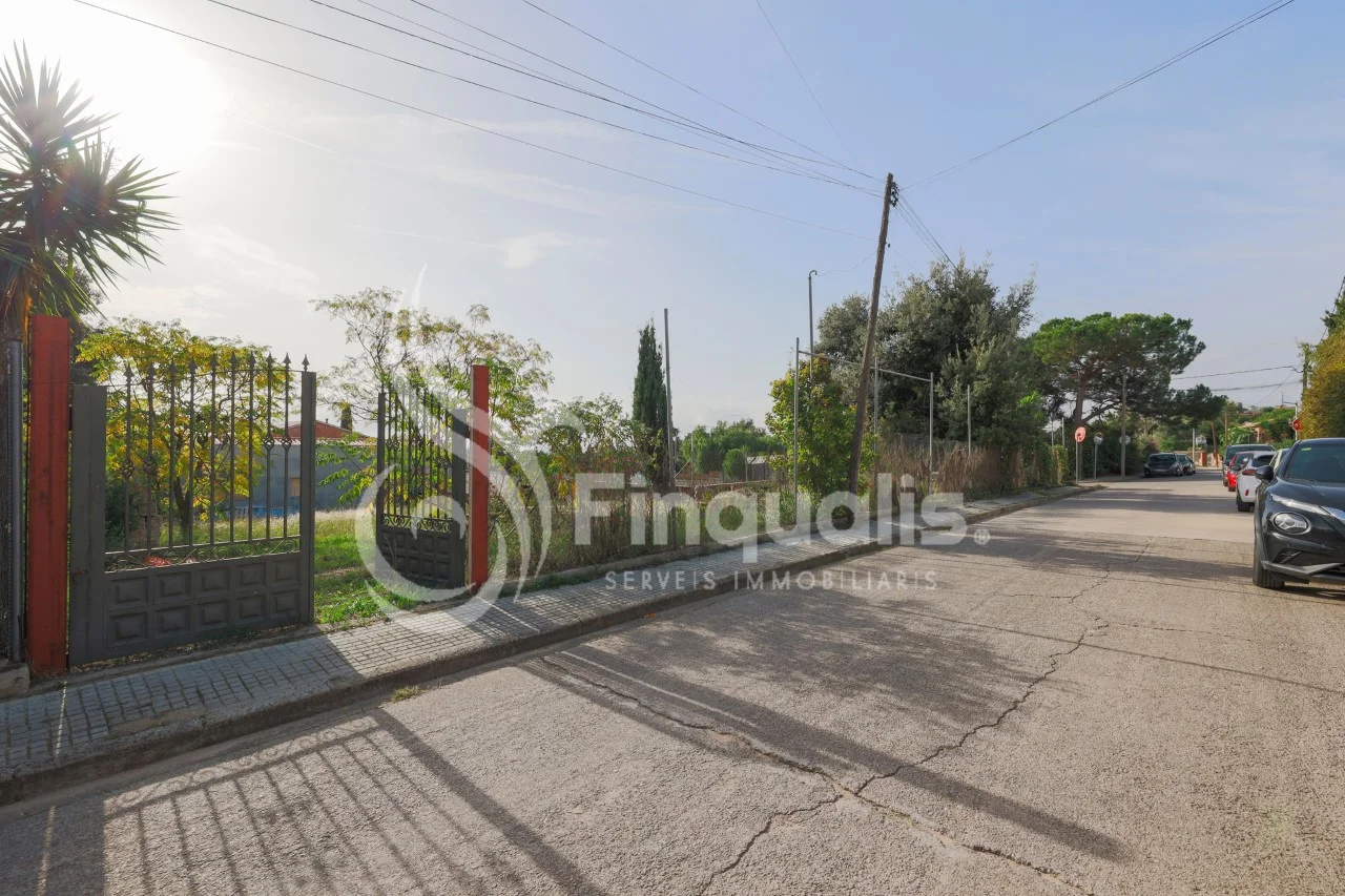 Urban corner plot with dual street access
