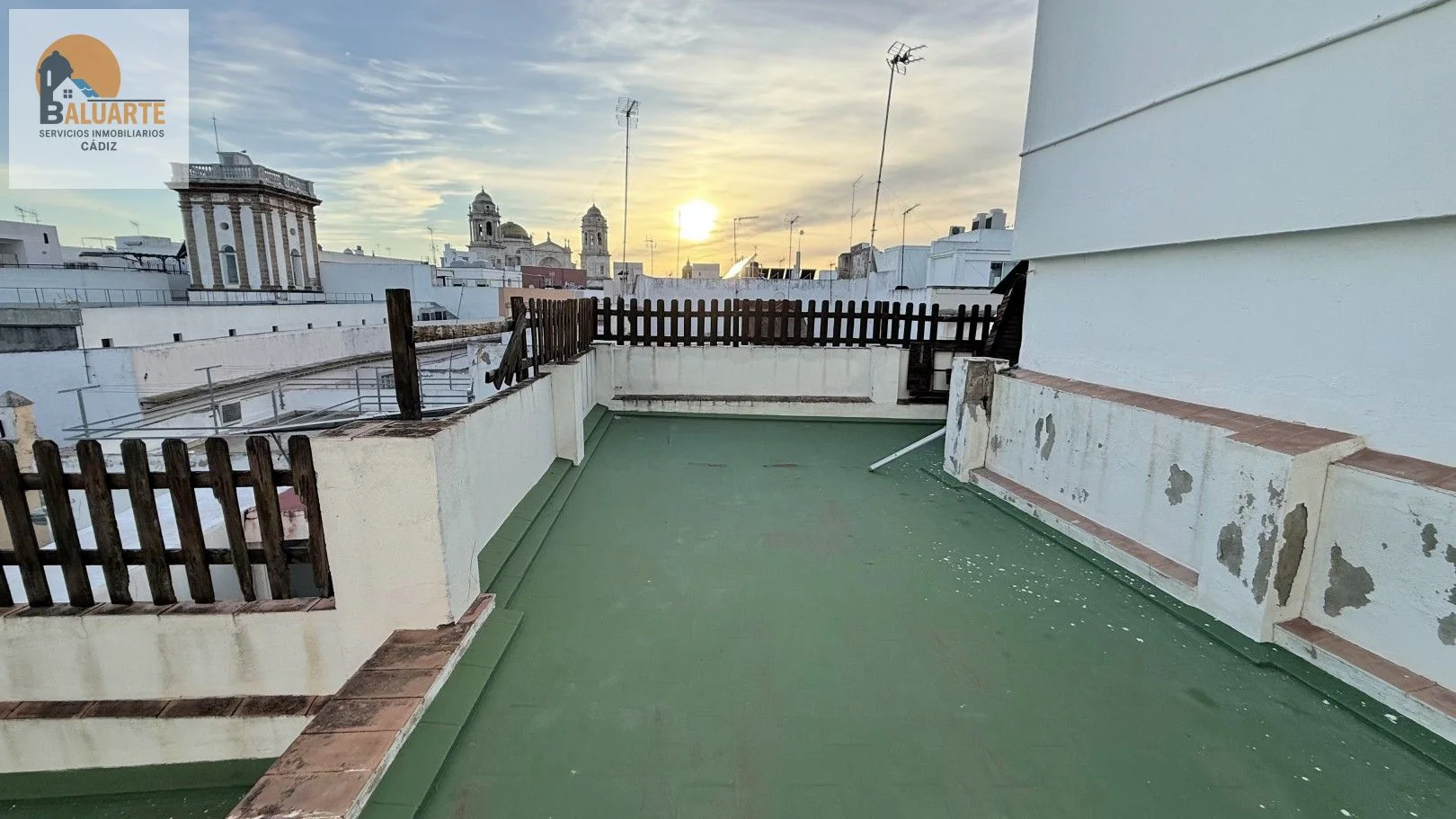 Piso céntrico en Cádiz, 2 dormitorios y terraza