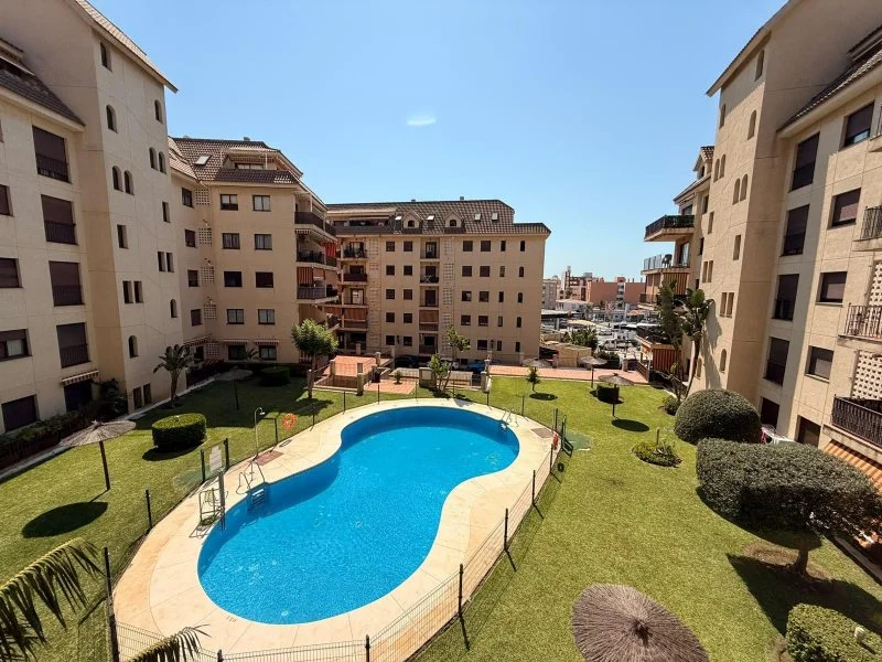 Piso de tres dormitorios con piscina y garaje