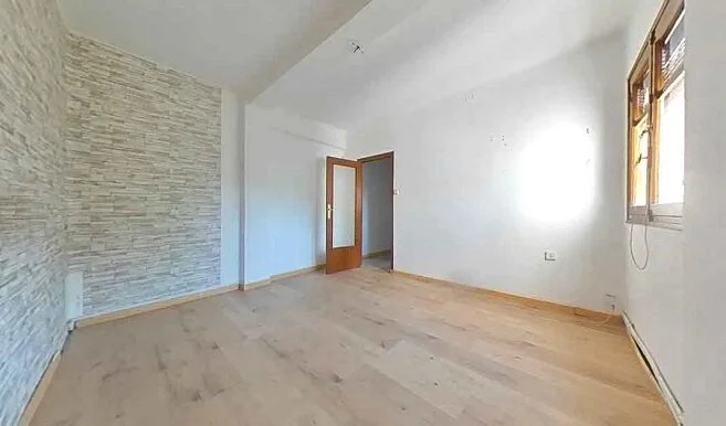 Central fixer-upper flat, three bedrooms