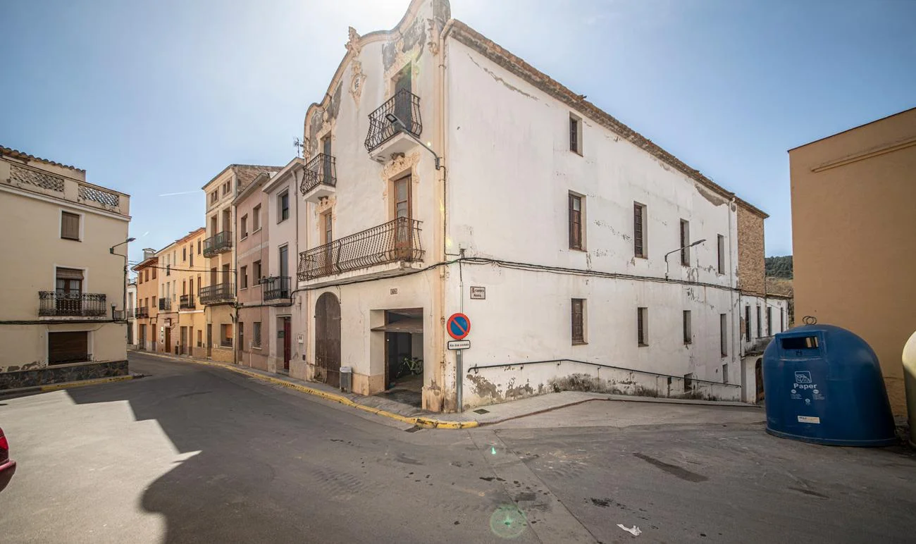 Modernist building with 500 m² potential