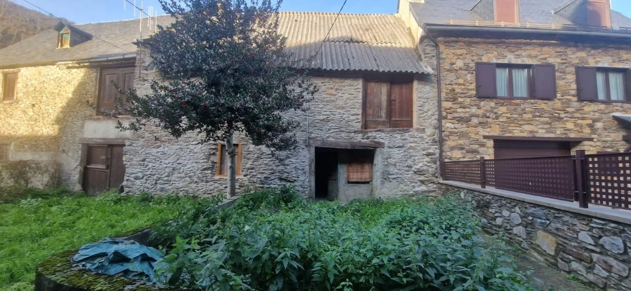 Casa urbana en Les con potencial edificable