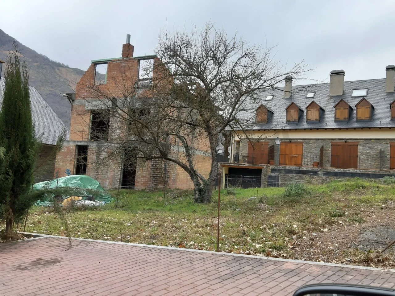 Parcela céntrica en Les, 233 m² edificables