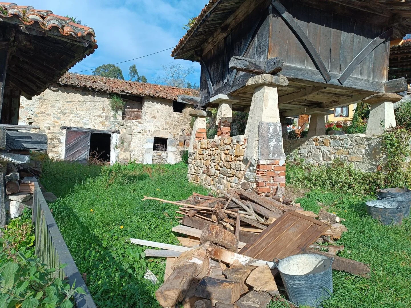 Stable with conversion project near Llanes