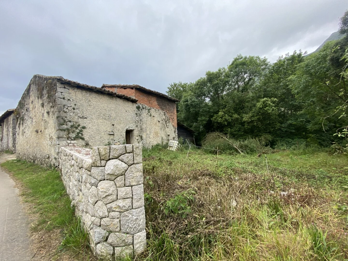 Stable, plot and horreo near Llanes