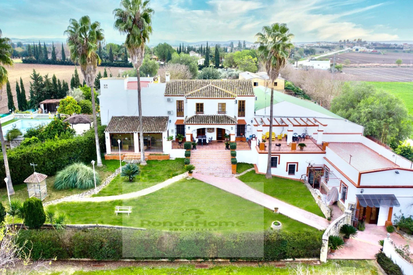 Rural house with restaurant and pool