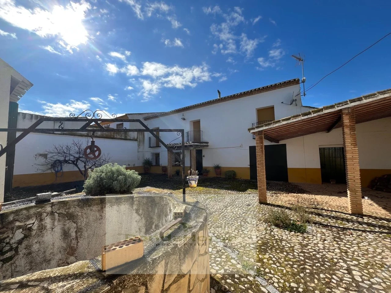 Cortijo andaluz con gran terreno agrícola